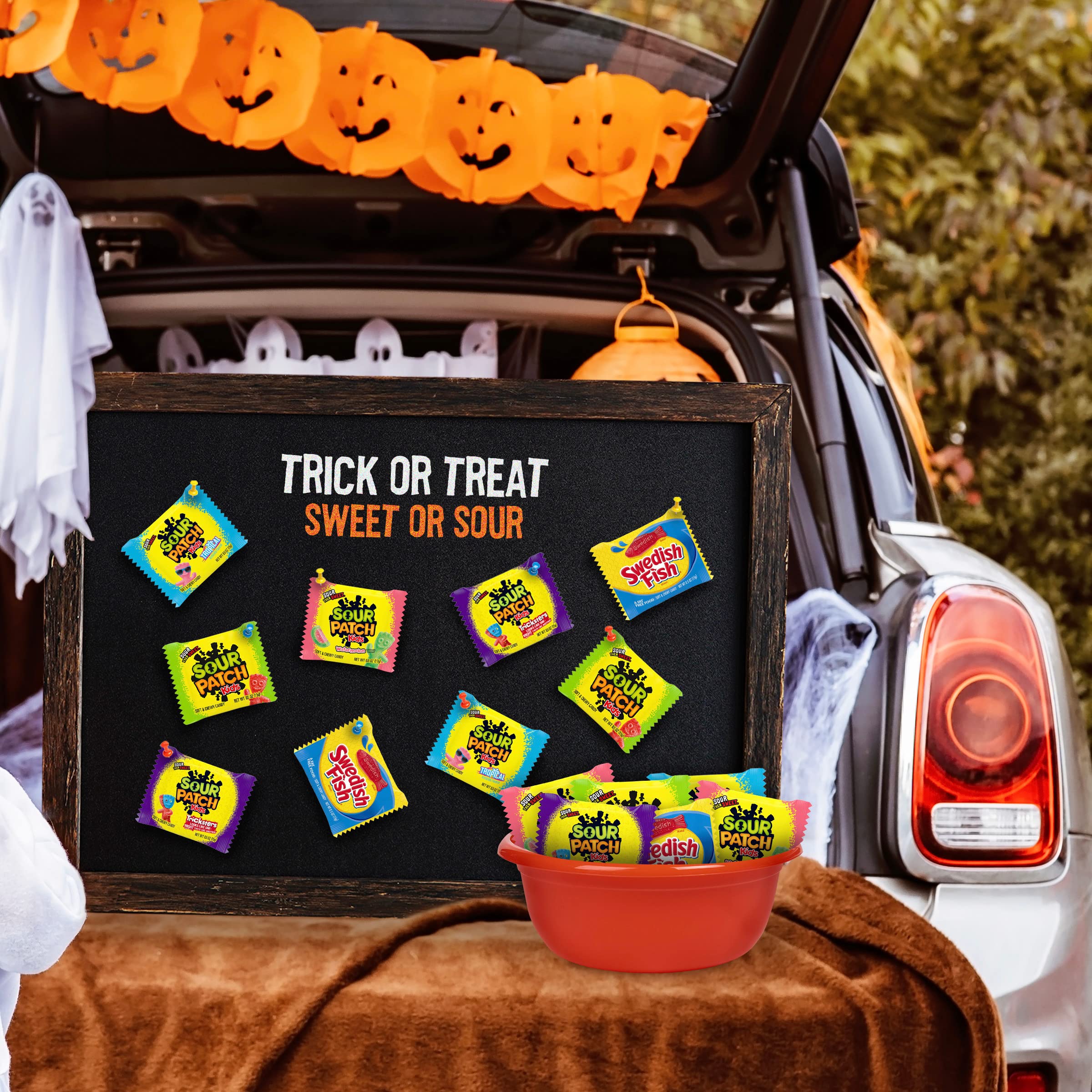 SOUR PATCH KIDS & SWEDISH FISH Mini Halloween Candy Variety Pack, 22 Trick or Treat Bags - Image 9
